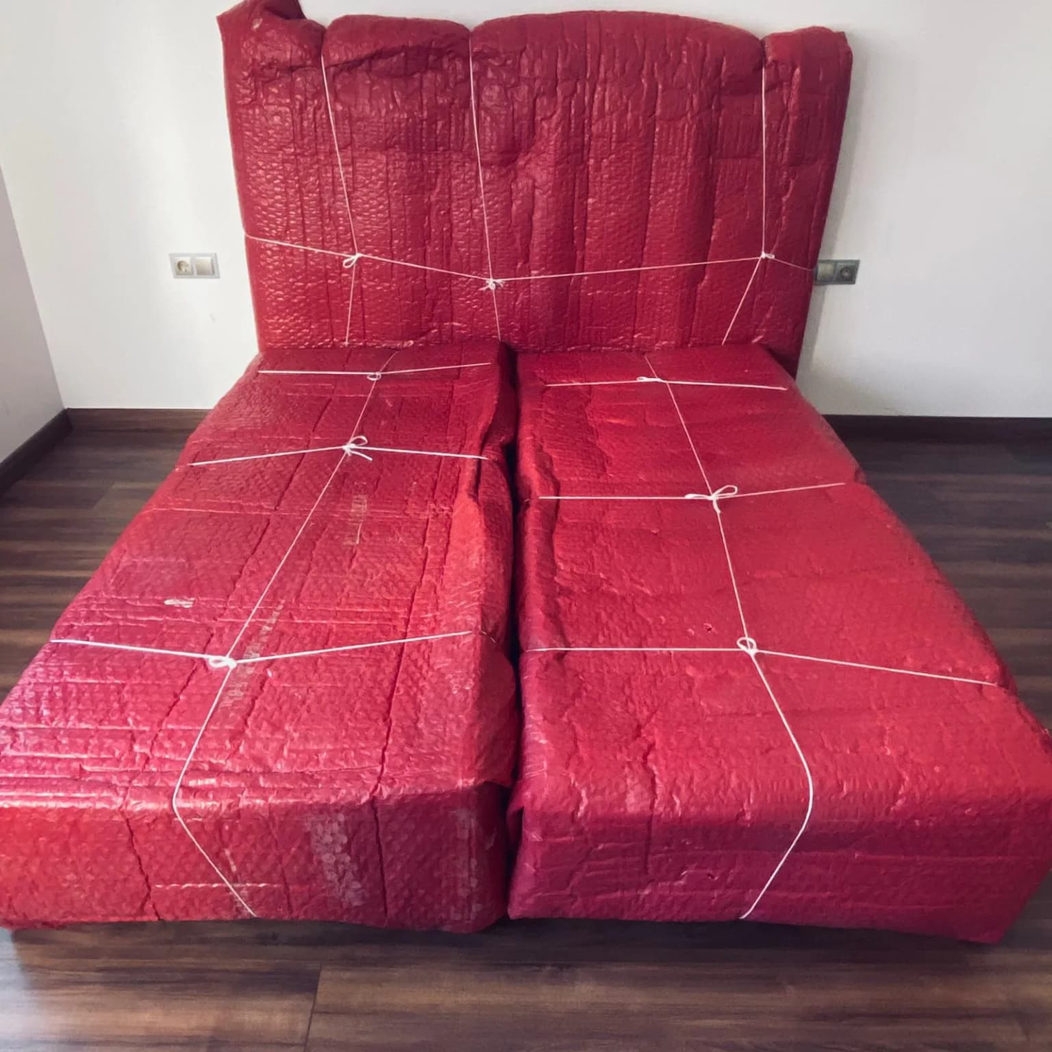 Koruyucu ambalajla sarılmış iki büyük mobilya parçası